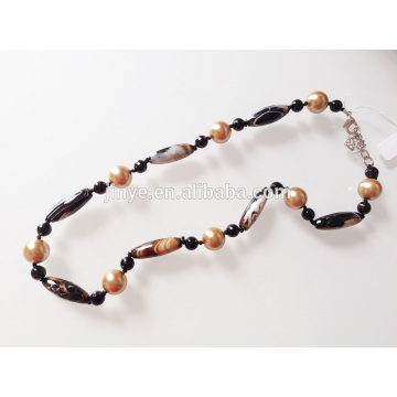 Collier en perles d&#39;onyx et d&#39;agate de pierre naturelle noué à la main